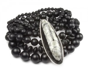 [:pb]PULSEIRA DE PRATA 950 COM ÔNIX E ORTHÓCERAS[:en]950 STERLING SILVER BRACELET WITH ONYX AND ORTHOCERAS[:]