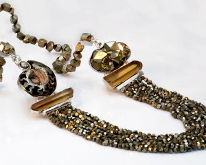 [:pb]COLAR DE PRATA 950 COM PIRITA, CITRINO BRUTO E FÓSSIL[:en]950 STERLING SILVER NECKLACE WITH PYRITE, RAW CITRINE AND FOSSIL[:]