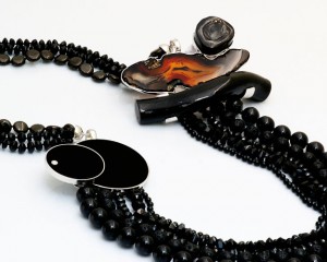 [:pb]COLAR DE PRATA 950 COM ÁGATA, ÔNIX, CORAL, ESPINÉLIO, PEDRA VULCÂNICA E AZEVICHE[:en]950 STERLING SILVER NECKLACE WHITH ONYX, CORAL, SPINEL, VOLCANIC STONE AND JET[:]