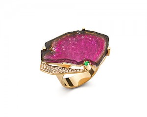 [:pb]ANEL DE OURO 18K COM TURMALINA MELANCIA, ESMERALDA E DIAMANTE[:en]18K GOLD RING WITH WATERMELON TOURMALINE, EMERALD AND DIAMOND[:]