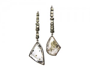 [:pb]BRINCO DE PRATA 950 COM PIRITA E QUARTZO[:en]950 STERLING SILVER EARRINGS WITH PYRITE AND QUARTZ[:]